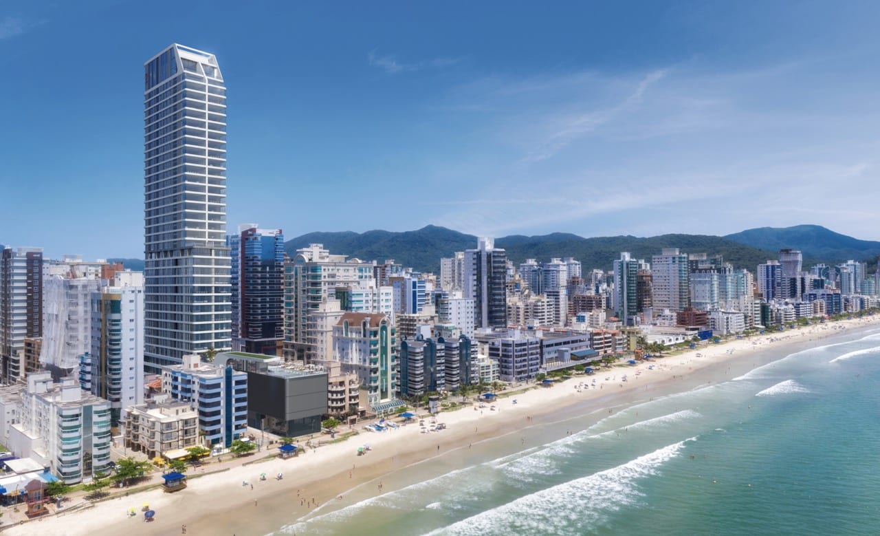 Vista aérea da torre Legend Vila Rica dominando o skyline de Meia Praia, à beira-mar