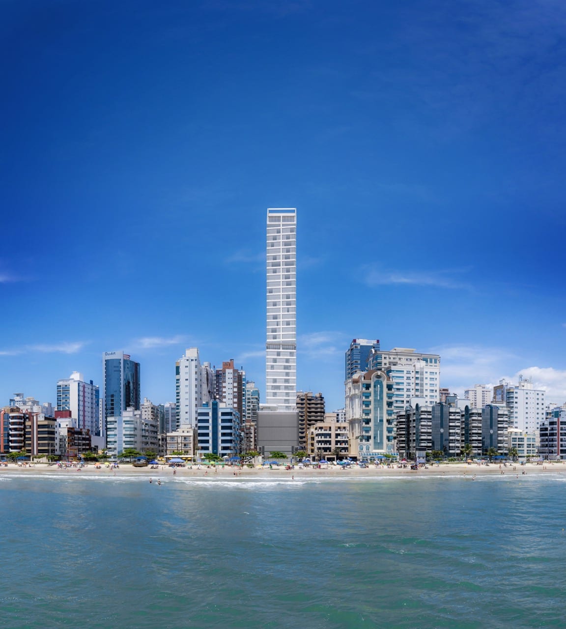 Skyline de Meia Praia visto do mar, com a torre Legend Vila Rica se destacando entre os prédios da orla
